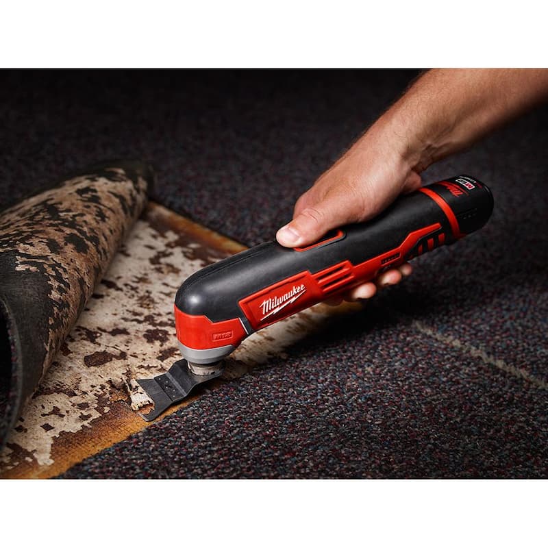 Estuche Atornillador Inalámbrico de 1/4 de Pulgada con Batería de Iones de Litio de 12V Milwaukee M12 y Multiherramienta Inalámbrica M12 (solo herramienta) - 2401-22-2426-20