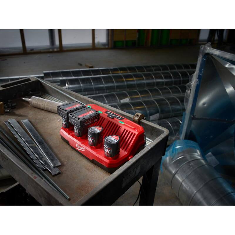 Milwaukee M12 FUEL 12-Volt Inalámbrico sin escobillas 1/4 pulgadas Hex 2-Velocidades Juego de Destornillador con Cargador Secuencial de 4 Bahías M12 - 2402-22-48-59-1204
