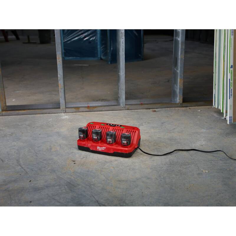 Milwaukee M12 FUEL 12-Volt Inalámbrico sin escobillas 1/4 pulgadas Hex 2-Velocidades Juego de Destornillador con Cargador Secuencial de 4 Bahías M12 - 2402-22-48-59-1204
