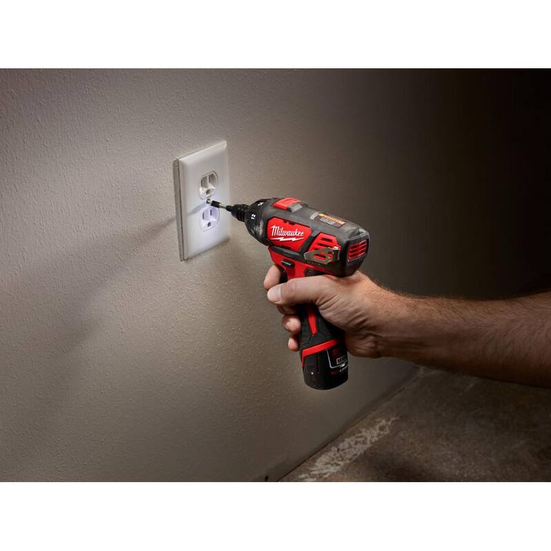 Kit de destornillador inalámbrico Milwaukee M12 12V de iones de litio de 1/4 de pulgada con luz LED, dos baterías de 1.5Ah, cargador y bolsa de herramientas - 2401-22-49-24-0146.