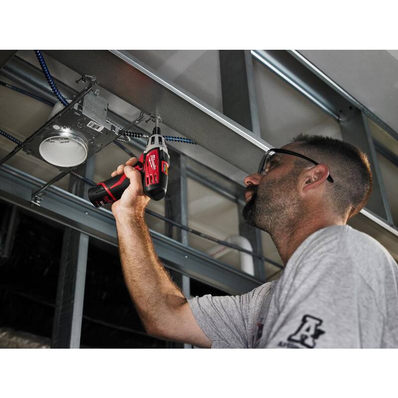 Kit de destornillador inalámbrico Milwaukee M12 12V de iones de litio de 1/4 de pulgada con luz LED, dos baterías de 1.5Ah, cargador y bolsa de herramientas - 2401-22-49-24-0146.
