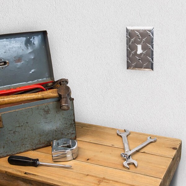 Placa de pared con interruptor de palanca de aluminio estampado de 2 gang de Amerelle Diamond Silver 1 pk - 955TT