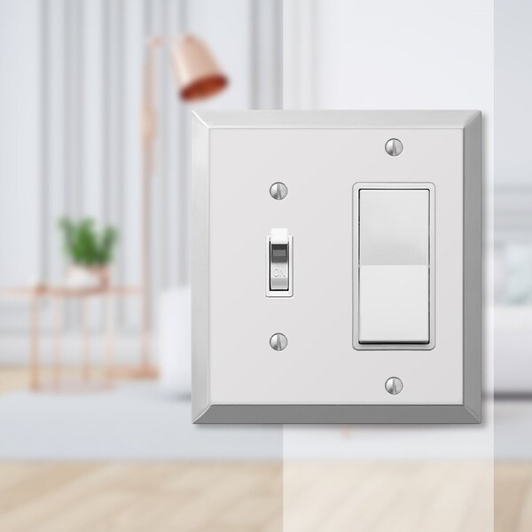 Placa de pared decorativa/interruptor de palanca de acero estampado de 2 receptáculos con acabado cromado pulido Century de Amerelle 1 pieza - 161TR