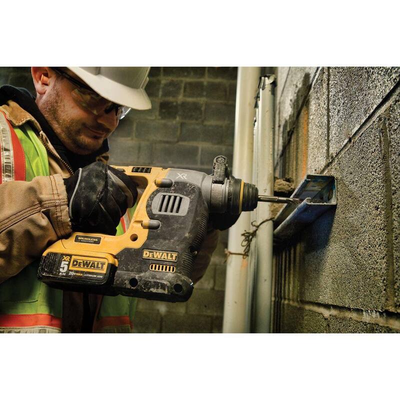 DEWALT 20V MAX XR Martillo Rotativo Inalámbrico con Tecnología Brushless de 1 pulgada SDS Plus en Forma de L, (1) Batería de Iones de Litio 20V 5.0Ah y Cargador - DCB205CKWDCH273B