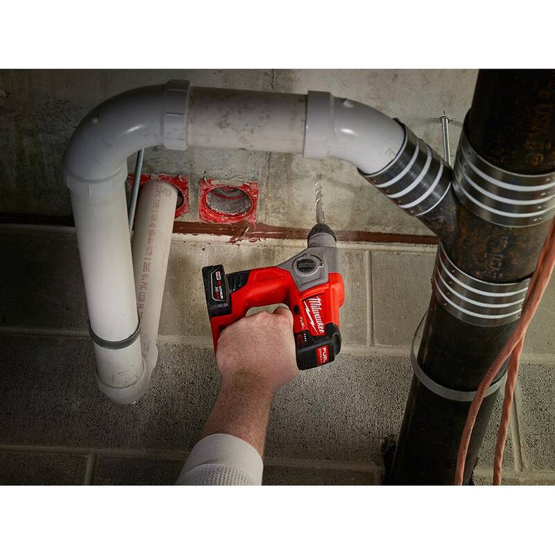 Martillo rotativo inalámbrico Milwaukee M12 FUEL de 12V con tecnología de iones de litio sin escobillas de 5/8 pulgadas SDS-Plus, incluye un kit con una batería de 4.0Ah y una bolsa - 2416-21XC.