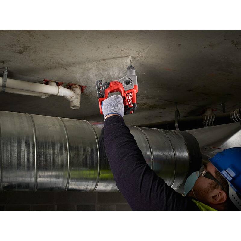 Martillo rotativo inalámbrico Milwaukee M12 FUEL de 12V con tecnología de iones de litio sin escobillas de 5/8 pulgadas SDS-Plus, incluye un kit con una batería de 4.0Ah y una bolsa - 2416-21XC.