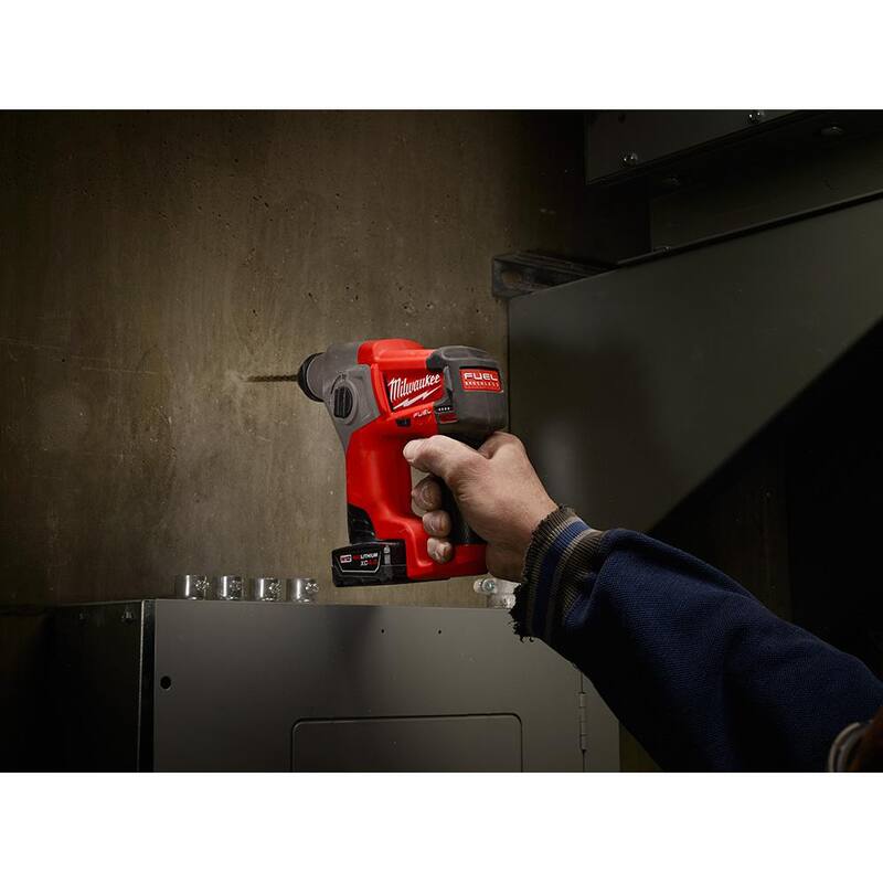 Martillo rotativo inalámbrico Milwaukee M12 FUEL de 12V con tecnología de iones de litio sin escobillas de 5/8 pulgadas SDS-Plus, incluye un kit con una batería de 4.0Ah y una bolsa - 2416-21XC.