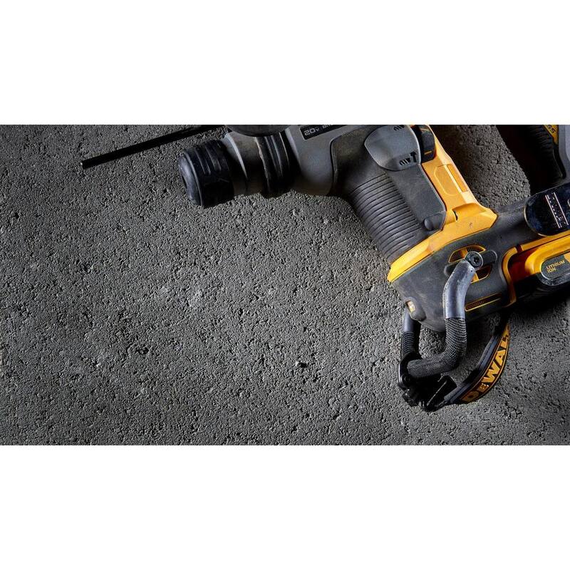 Martillo rotativo DEWALT 20V Max de 5/8 pulgadas con tecnología inalámbrica de iones de litio sin escobillas SDS PLUS y kit con dos baterías de 2.0 Ah y cargador - DCH172D2