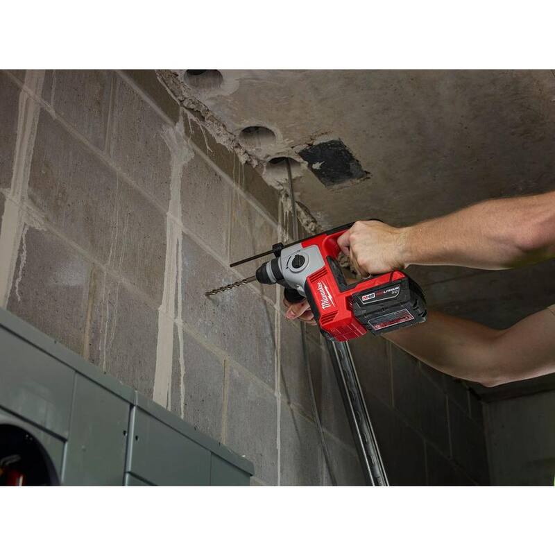 Martillo rotativo Milwaukee M18 18V de 5/8 pulgadas con batería de iones de litio inalámbrica SDS-Plus con (2) baterías FORGE de 6 Ah - 2612-20-48-11-1861P.