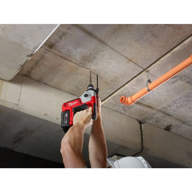 Martillo rotativo Milwaukee M18 18V de 5/8 pulgadas con batería de iones de litio inalámbrica SDS-Plus con (2) baterías FORGE de 6 Ah - 2612-20-48-11-1861P.