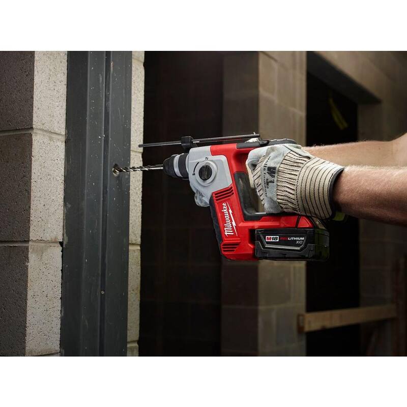 Martillo rotativo Milwaukee M18 de 18 voltios con batería de iones de litio inalámbrico de 5/8 pulgadas SDS-Plus (solo herramienta) con brocas de carburo - 2612-20-48-20-7662.