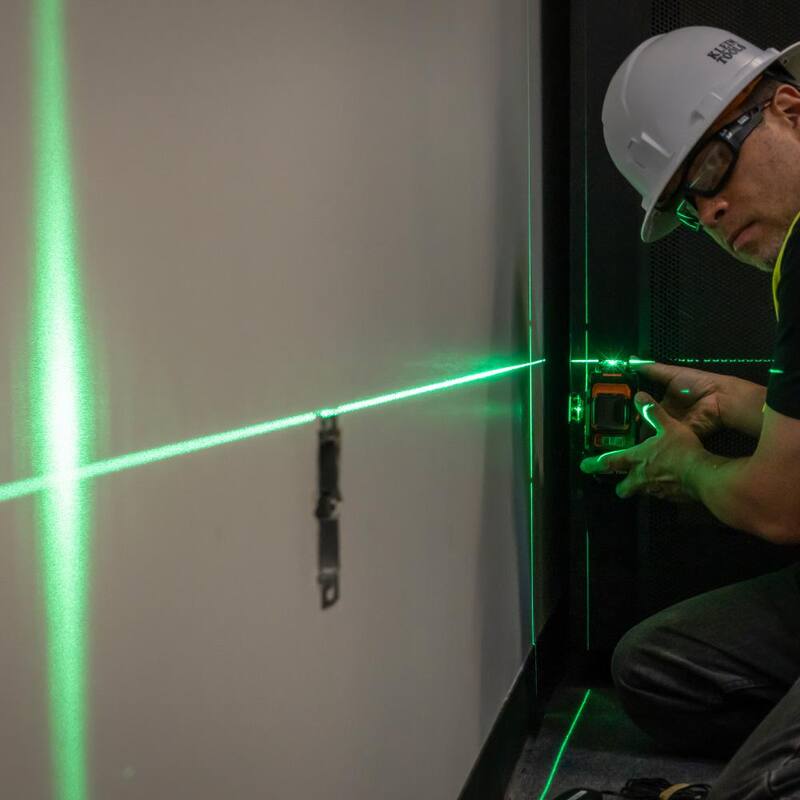 Nivel láser plano recargable autonivelante verde de Klein Tools con estuche de transporte resistente- 93PLL