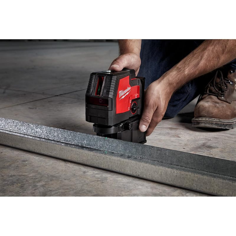 Nivel láser recargable Milwaukee Green de 100 pies con líneas cruzadas y puntos de plomada, batería USB REDLITHIUM de ion de litio y cargador - 3522-21.