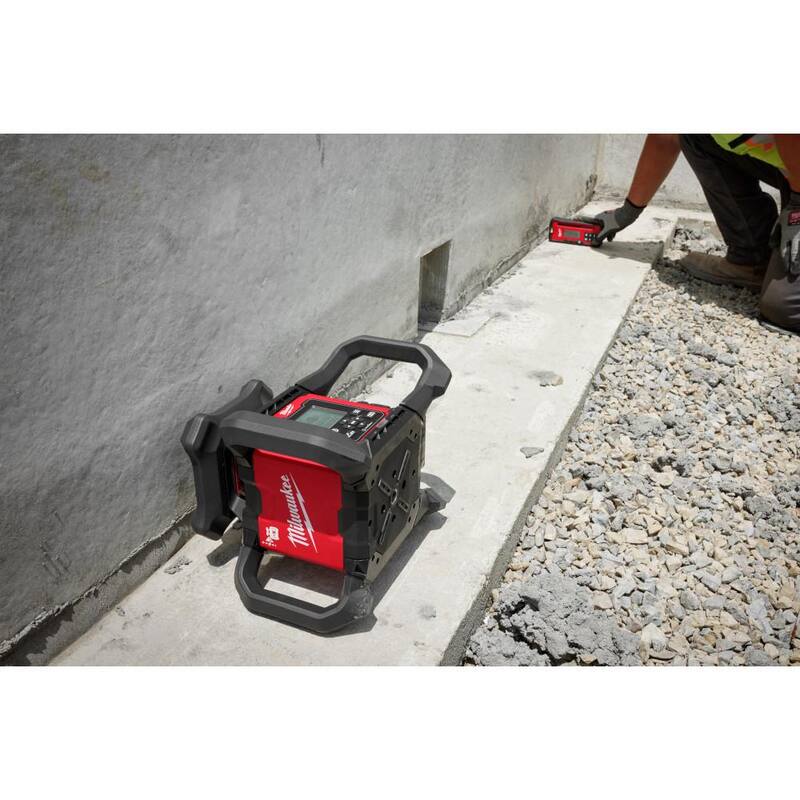 Kit de nivel láser rotativo de doble pendiente exterior con receptor y control remoto Milwaukee M18 de 4000 pies - 3704-21