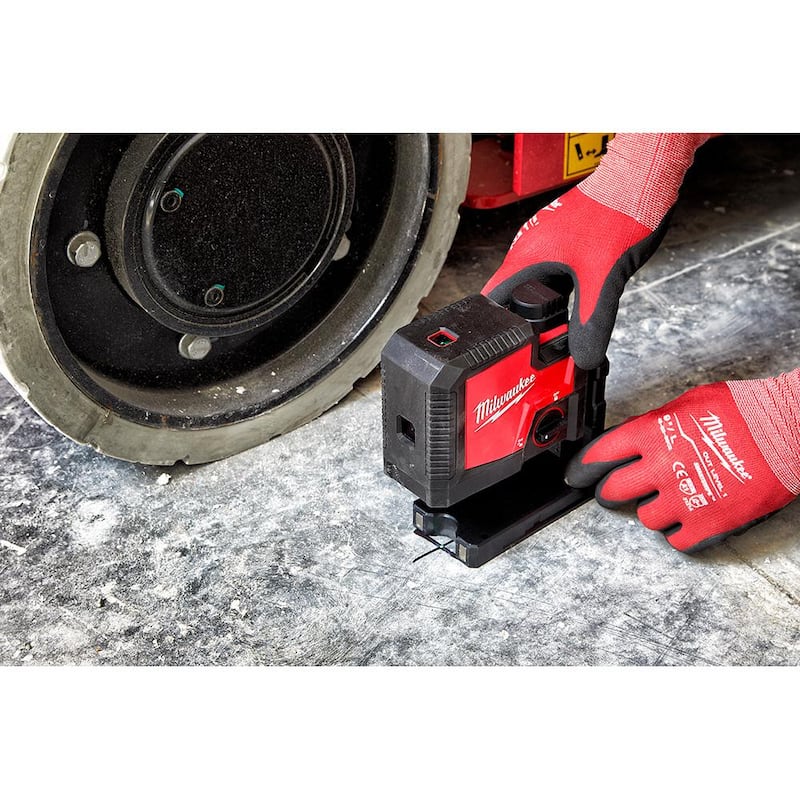 Milwaukee Verde 100 pies Nivel láser recargable de 3 puntos con batería de iones de litio REDLITHIUM USB y cargador - 3510-21