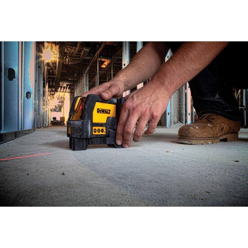 DEWALT 165 ft. Nivel de láser de línea cruzada y punto de plomada autonivelante rojo con (3) baterías AAA y estuche - DW0822