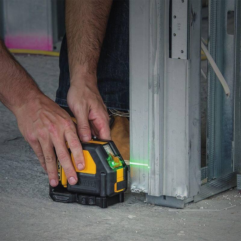 Nivel láser de líneas cruzadas autonivelante verde DEWALT 12V MAX de 165 pies con batería de 2.0Ah, cargador y estuche - DW088LG-QU