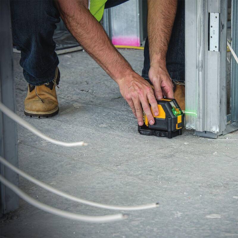 Nivel láser de líneas cruzadas autonivelante verde DEWALT 12V MAX de 165 pies con batería de 2.0Ah, cargador y estuche - DW088LG-QU