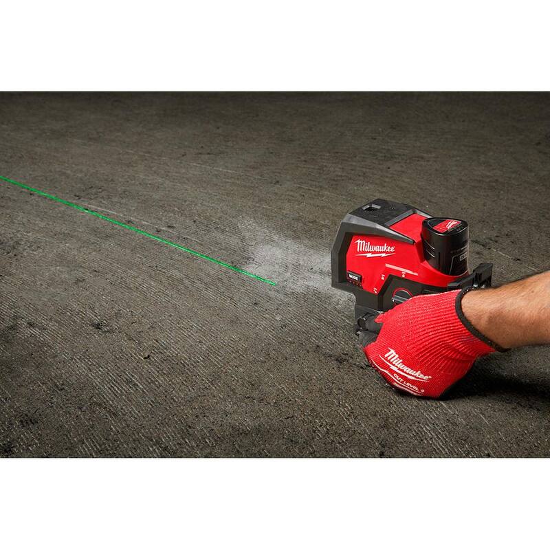 Nivel láser de línea transversal y puntos de plomada verde Milwaukee M12 de 12 voltios de 125 ft sin cable de iones de litio con objetivo de alineación (solo herramienta) - 3622-20-48-35-1111
