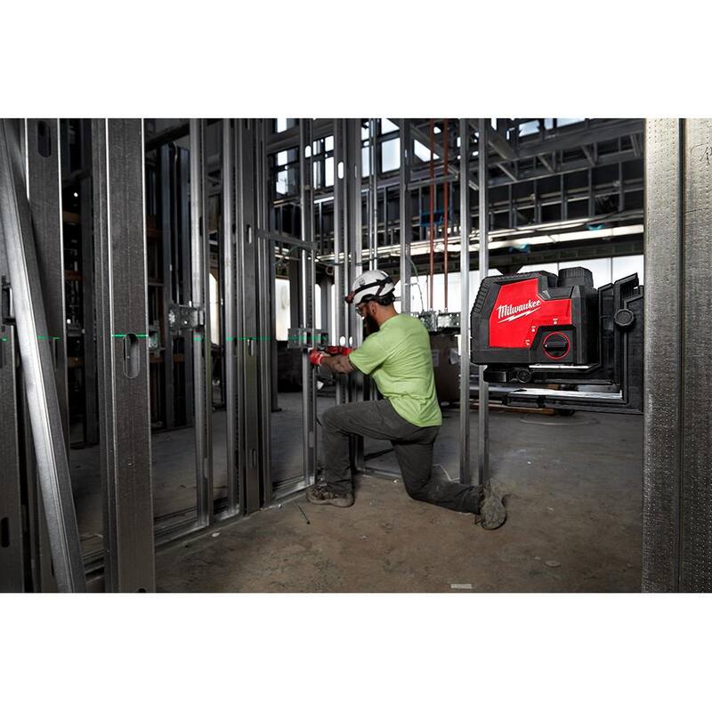 Milwaukee 100 ft. Nivel láser de líneas cruzadas recargable USB verde con cargador con montaje láser de conexión rápida de 360° - 3521-21-48-35-1311