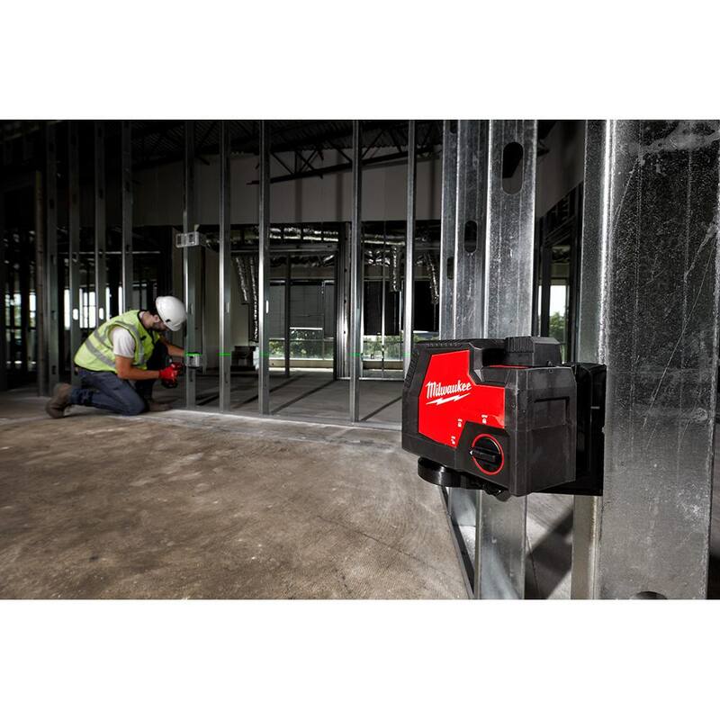 Milwaukee 100 ft. Nivel láser de líneas cruzadas recargable USB verde con cargador con montaje láser de conexión rápida de 360° - 3521-21-48-35-1311