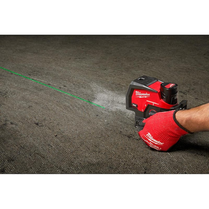 Milwaukee M12 125 ft. Kit de nivel láser de línea transversal/plomada verde inalámbrico de 12 voltios con soporte láser de conexión rápida de 360° - 3622-21-48-35-1311