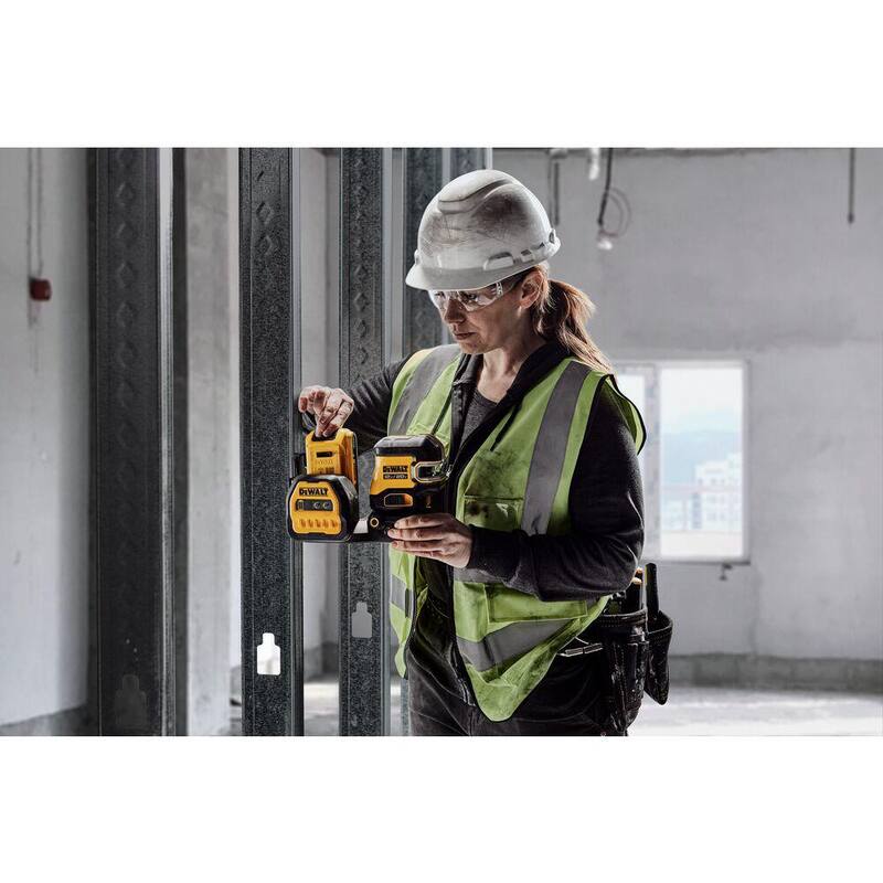 Nivel láser de línea cruzada verde inalámbrico DEWALT 20V MAX de 280 pies con batería compacta de 3.0 Ah y cargador de 12V a 20V MAX - DCLE34520GBW30C