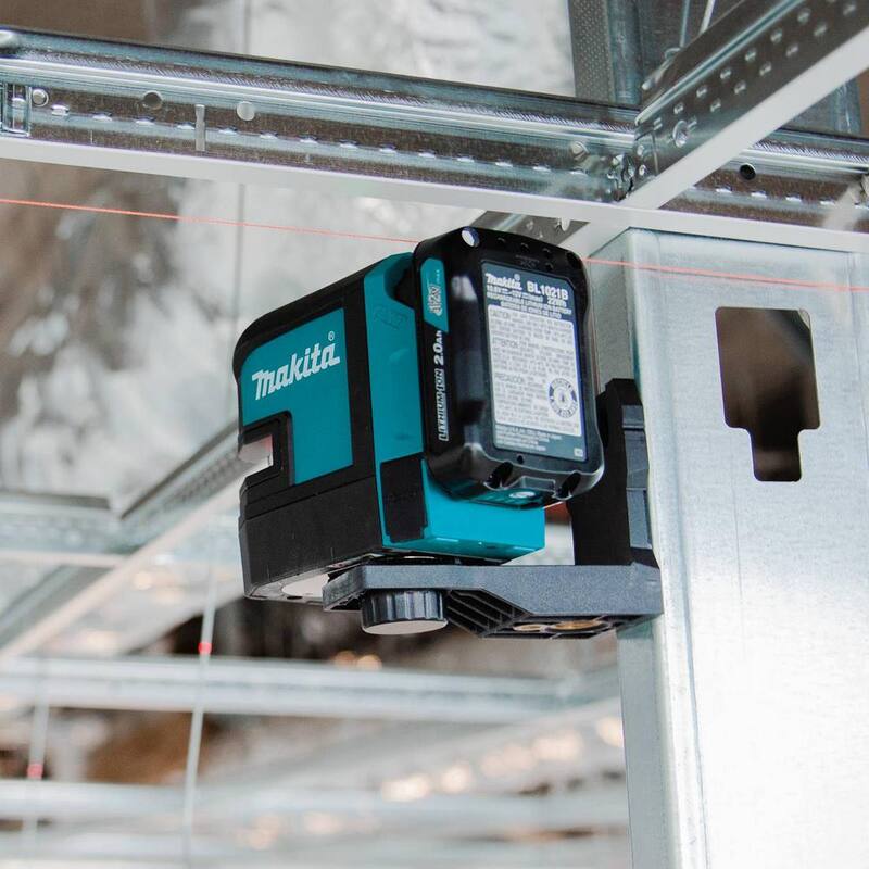 Juego de láser rojo de línea cruzada auto-nivelante Makita 12V max CXT (2.0 Ah) y medidor de distancia láser de 164 pies - SK105DNAX-LD050