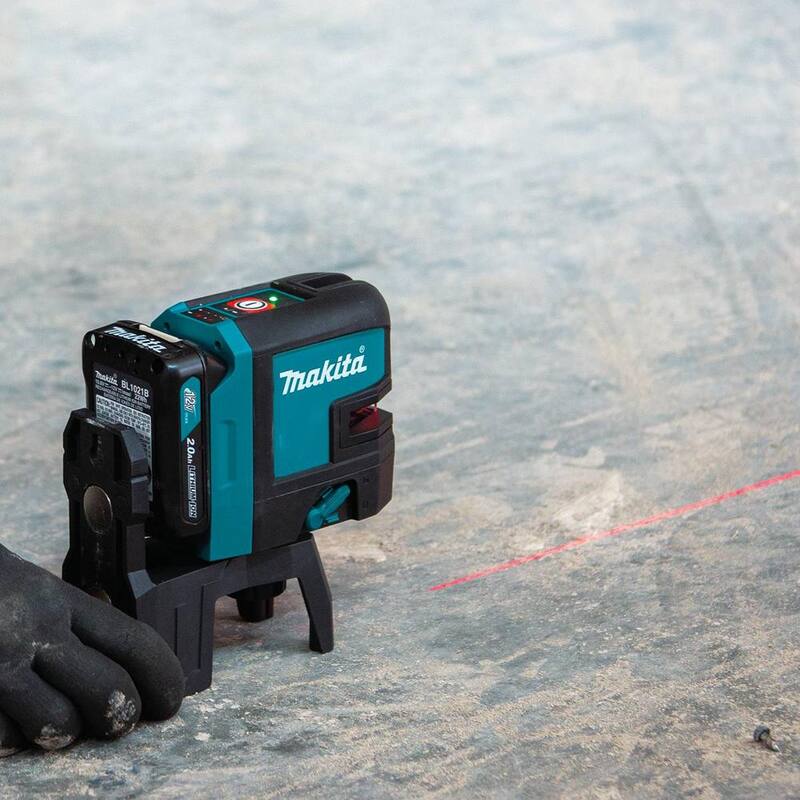 Kit de láser de nivelación automática de líneas cruzadas/puntos rojos Makita 12V max CXT (2.0 Ah) y medidor de distancia láser de 164 pies - SK106DNAX-LD050