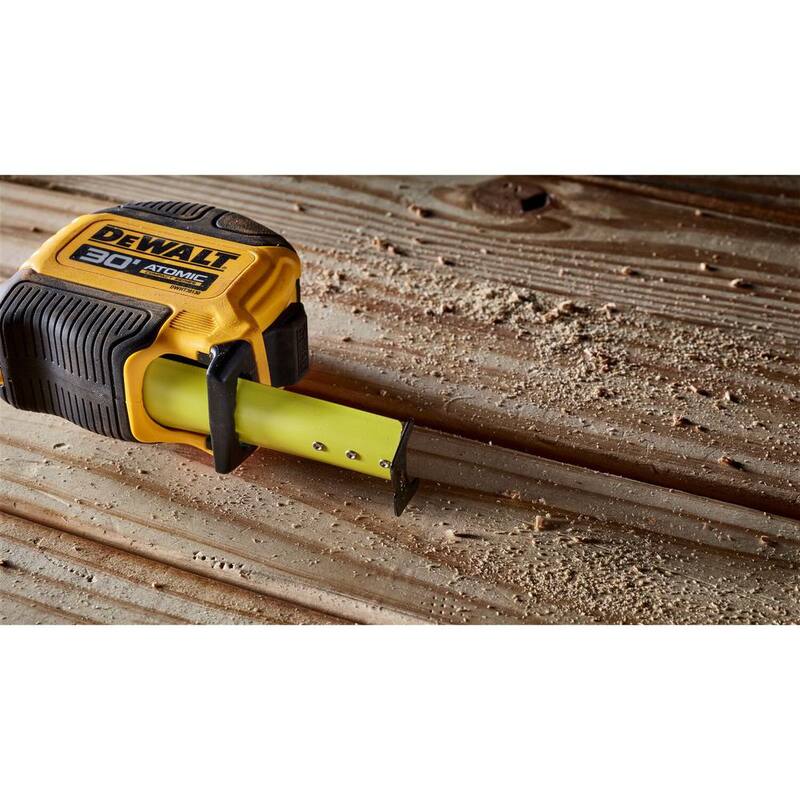 Cinta métrica DEWALT ATOMIC de 30 pies x 1-1/8 pulgadas - DWHT38130S