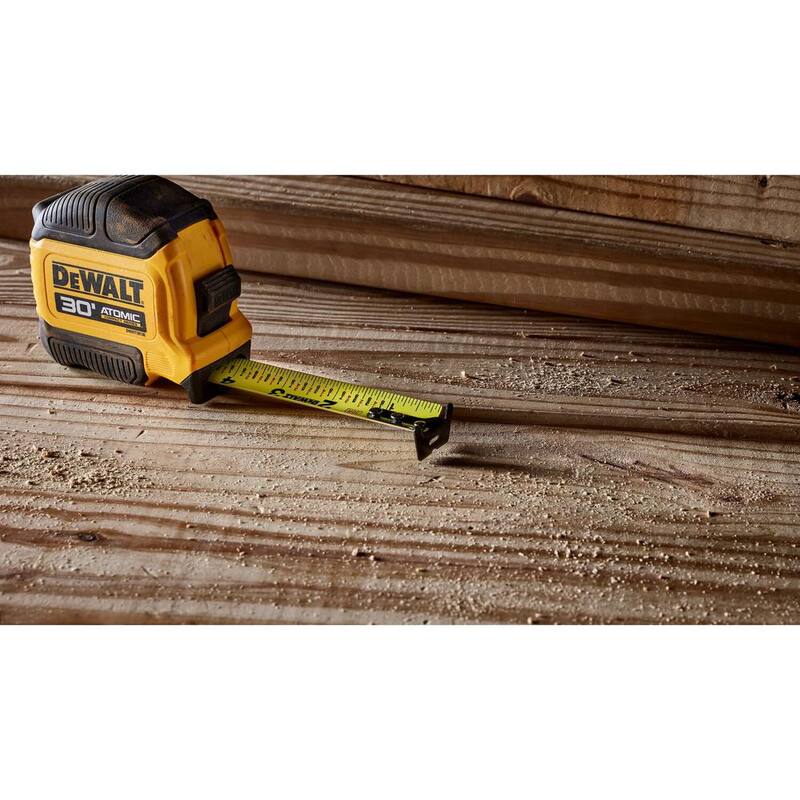 Cinta métrica DEWALT ATOMIC de 30 pies x 1-1/8 pulgadas - DWHT38130S