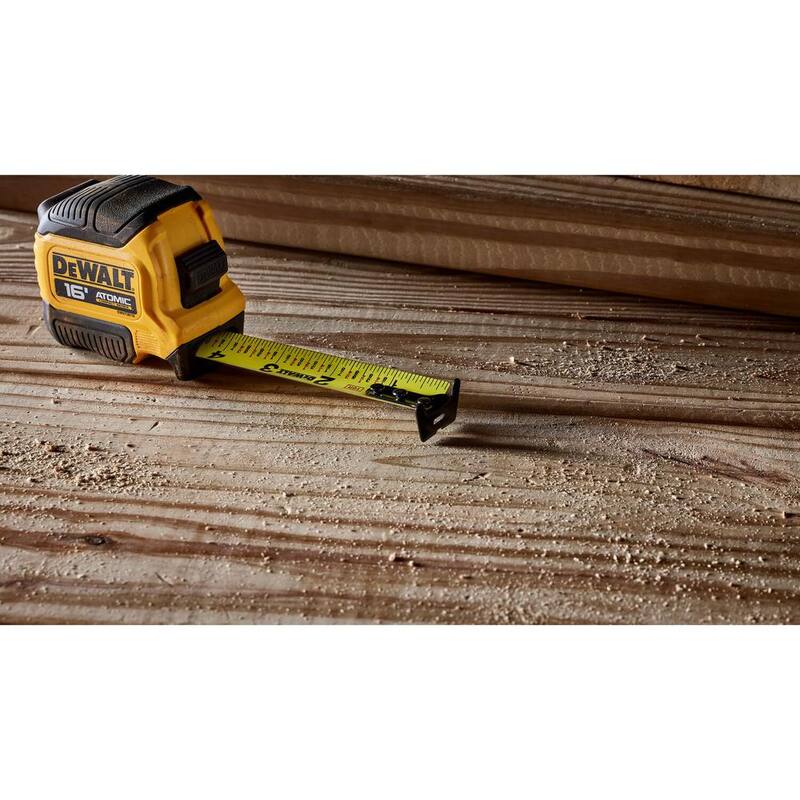 Cinta métrica DEWALT ATOMIC de 16 pies x 1-1/8 pulgadas - DWHT38116S