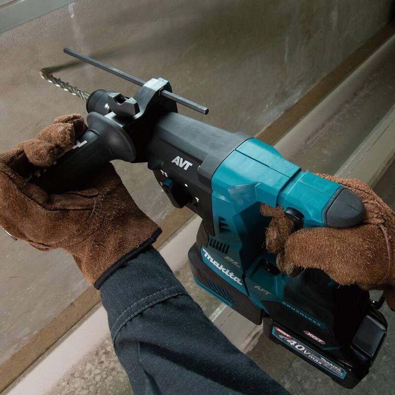 Martillo rotativo inalámbrico Makita 40V Max XGT sin escobillas de 1-1/8 pulgadas, con kit de cincelado intercambiable AWS Capable (4.0Ah) - GRH02M1
