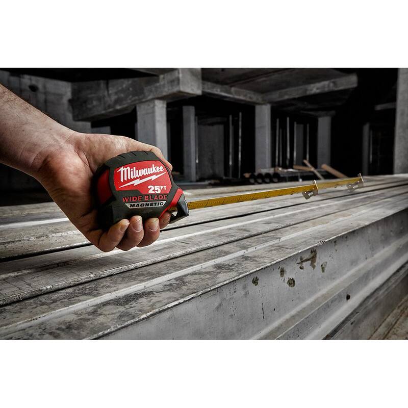 Cinta métrica magnética con hoja de cuchilla de 25 pies x 1.3 pulgadas de Milwaukee con un alcance de 14 pies y cuchillo utilitario plegable compacto Fastback - 48-22-0225M-48-22-1500.