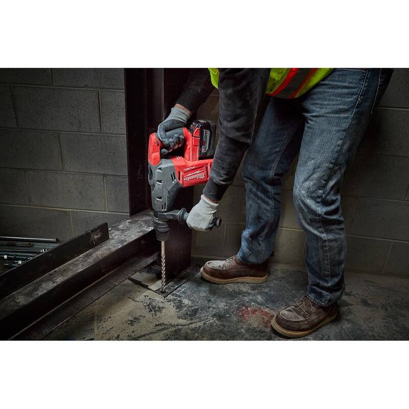 Rotomartillo inalámbrico sin escobillas Milwaukee M18 FUEL de 18V de ion litio de 1-9/16 pulgadas con SDS-Max y amoladora angular de 5 pulgadas de 13 amperes - 2717-20-6117-33D