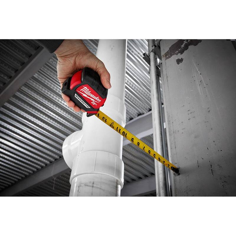 Milwaukee 25 pies x 1 pulgada Cinta Métrica Magnética Compacta con alcance de 15 pies y Cuchillo Utilitario Plegable FASTBACK Compacto - 48-22-0325-48-22-1500