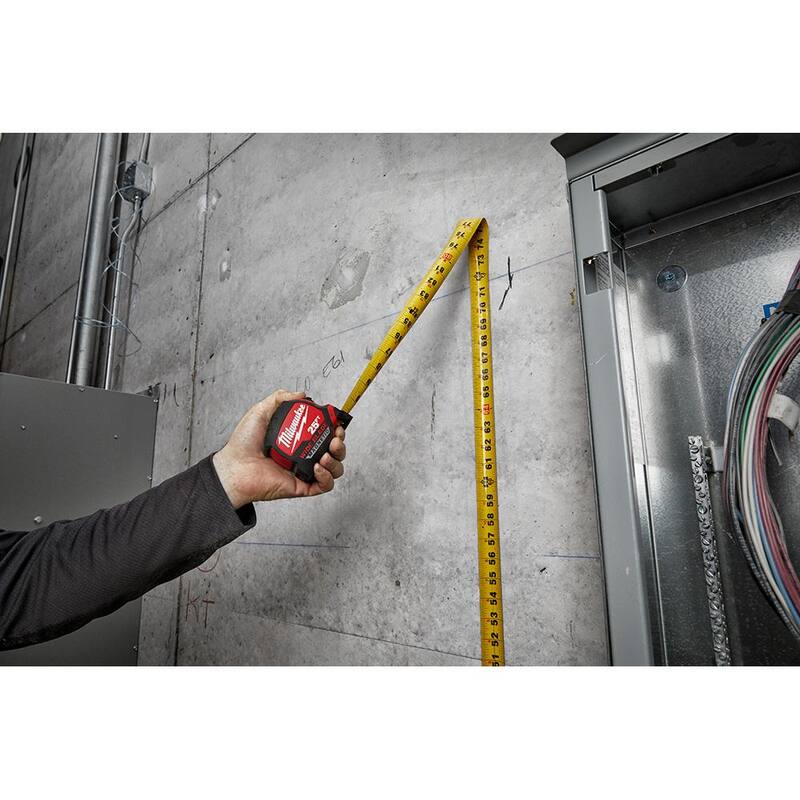 Milwaukee Cinta Métrica Magnética de Hoja de 25 pies x 1.3 pulgadas con 14 pies de longitud y Escuadra de Corte de 4-1/2 pulgadas - 48-22-0225M-MLSQ040