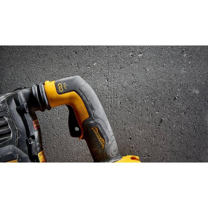 Martillo rotativo SDS MAX inalámbrico sin escobillas DEWALT 60V FLEXVOLT de 2 pulgadas, kit con (2) baterías de 9.0Ah, cargador y estuche - DCH775X2