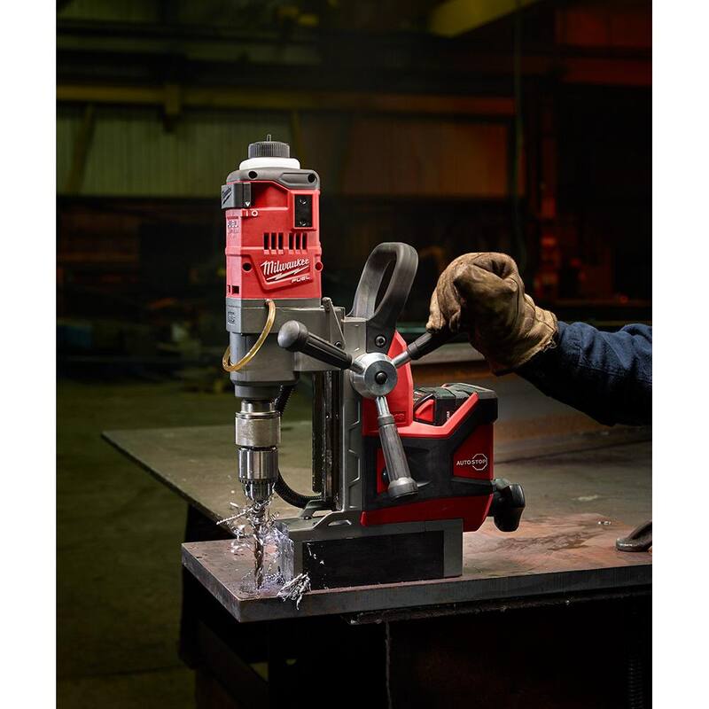Milwaukee M18 FUEL 18V Taladro magnético inalámbrico 1-1/2 pulgadas Lineman de iones de litio sin escobillas Kit de alta demanda con dos baterías de 8.0Ah - 2788-22HD