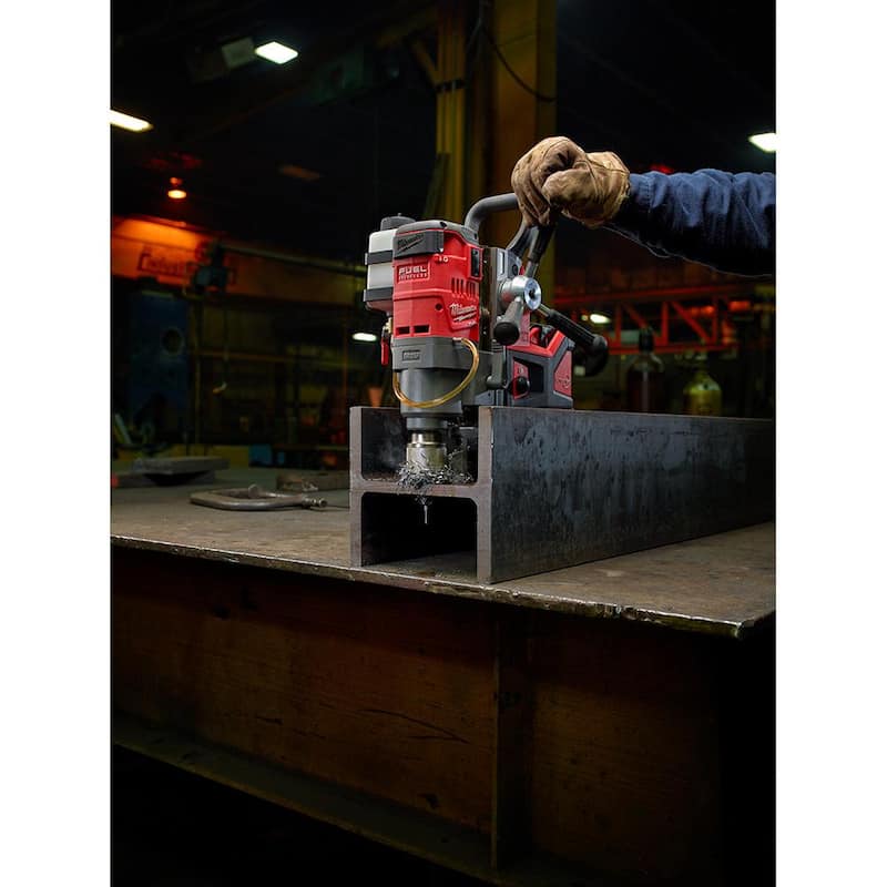Milwaukee M18 FUEL 18V Taladro magnético inalámbrico 1-1/2 pulgadas Lineman de iones de litio sin escobillas Kit de alta demanda con dos baterías de 8.0Ah - 2788-22HD