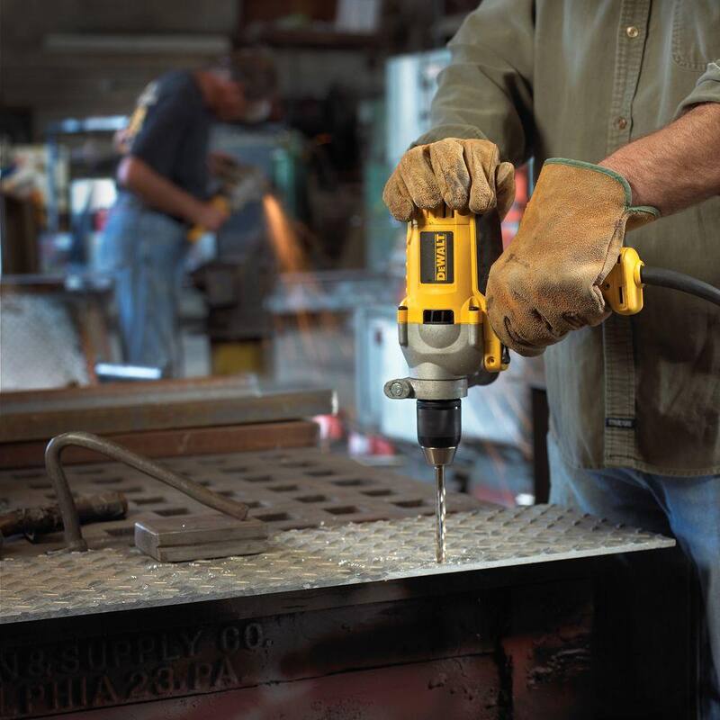 DEWALT Taladro con mango medio de velocidad variable y reversa de 1/2 pulg. (13 mm) con portabrocas sin llave - DWD215G