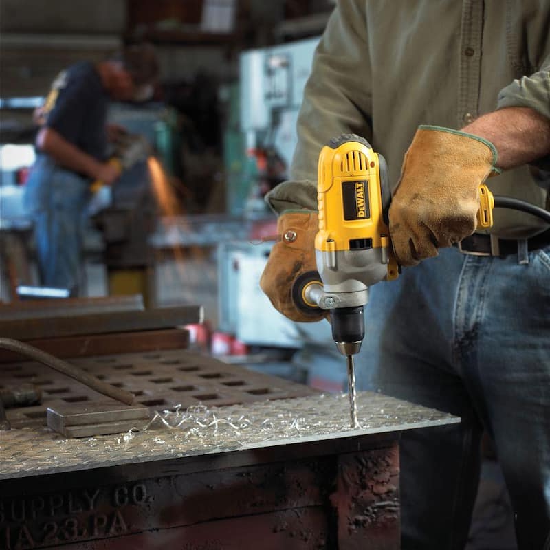 DEWALT Taladro con mango medio de velocidad variable y reversa de 1/2 pulg. (13 mm) con portabrocas sin llave - DWD215G