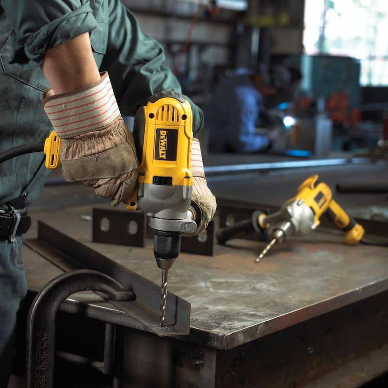 DEWALT Taladro con mango medio de velocidad variable y reversa de 1/2 pulg. (13 mm) con portabrocas sin llave - DWD215G