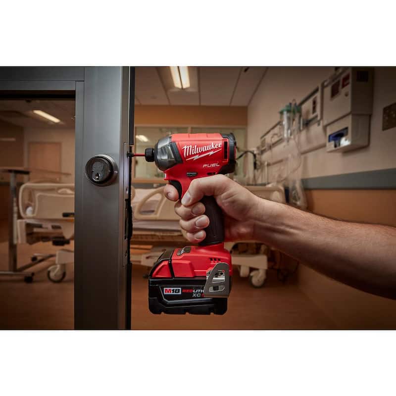 Milwaukee M18 FUEL SURGE 18V. Kit de impacto hidráulico inalámbrico sin escobillas de iones de litio de 1/4 de pulgada Hexagonal con batería M18 5.0AH - 2760-22-48-11-1850.