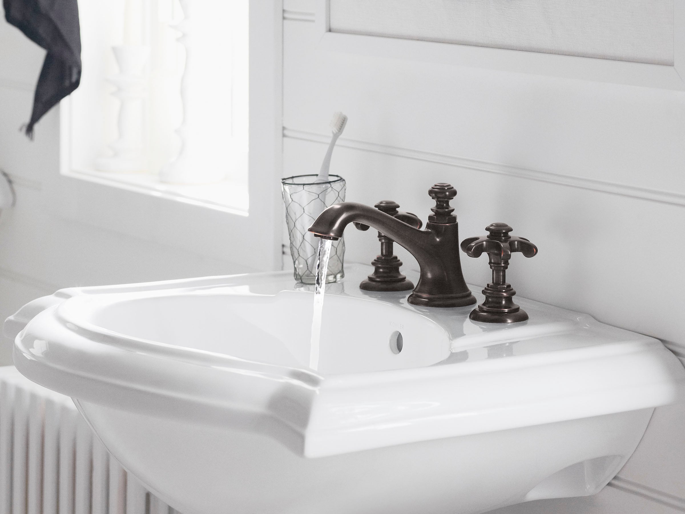 Lavabo de pedestal de porcelana blanca Devonshire de KOHLER (combinación 24.125 pulgadas x 19.75 pulgadas x 33.5 pulgadas) - 2286-8-0