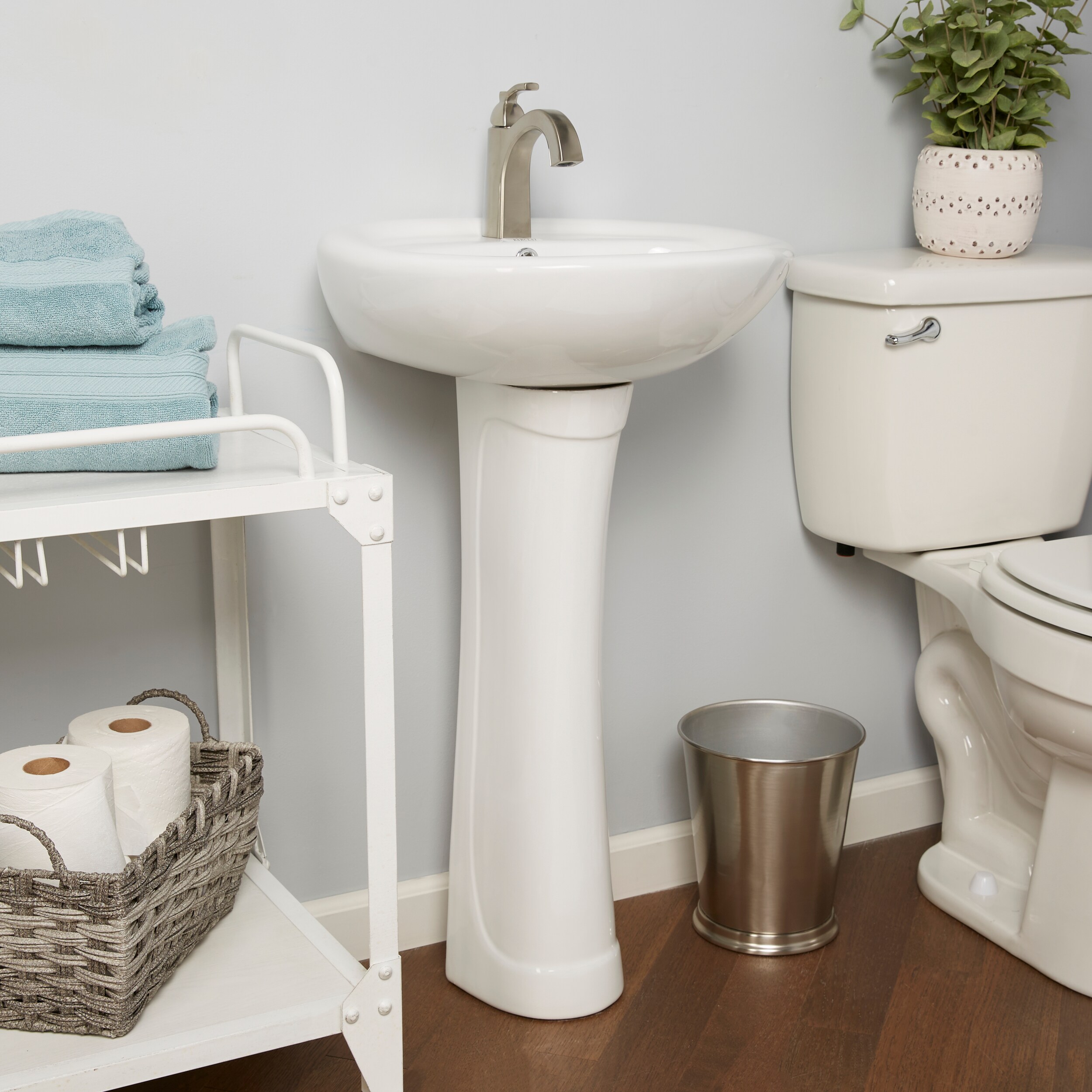 Lavabo de pedestal Barclay Ashley en porcelana vitrificada blanco moderno, combo de lavabo de pedestal (15.25 pulgadas x 19.75 pulgadas x 32.125 pulgadas) - 3-9161WH