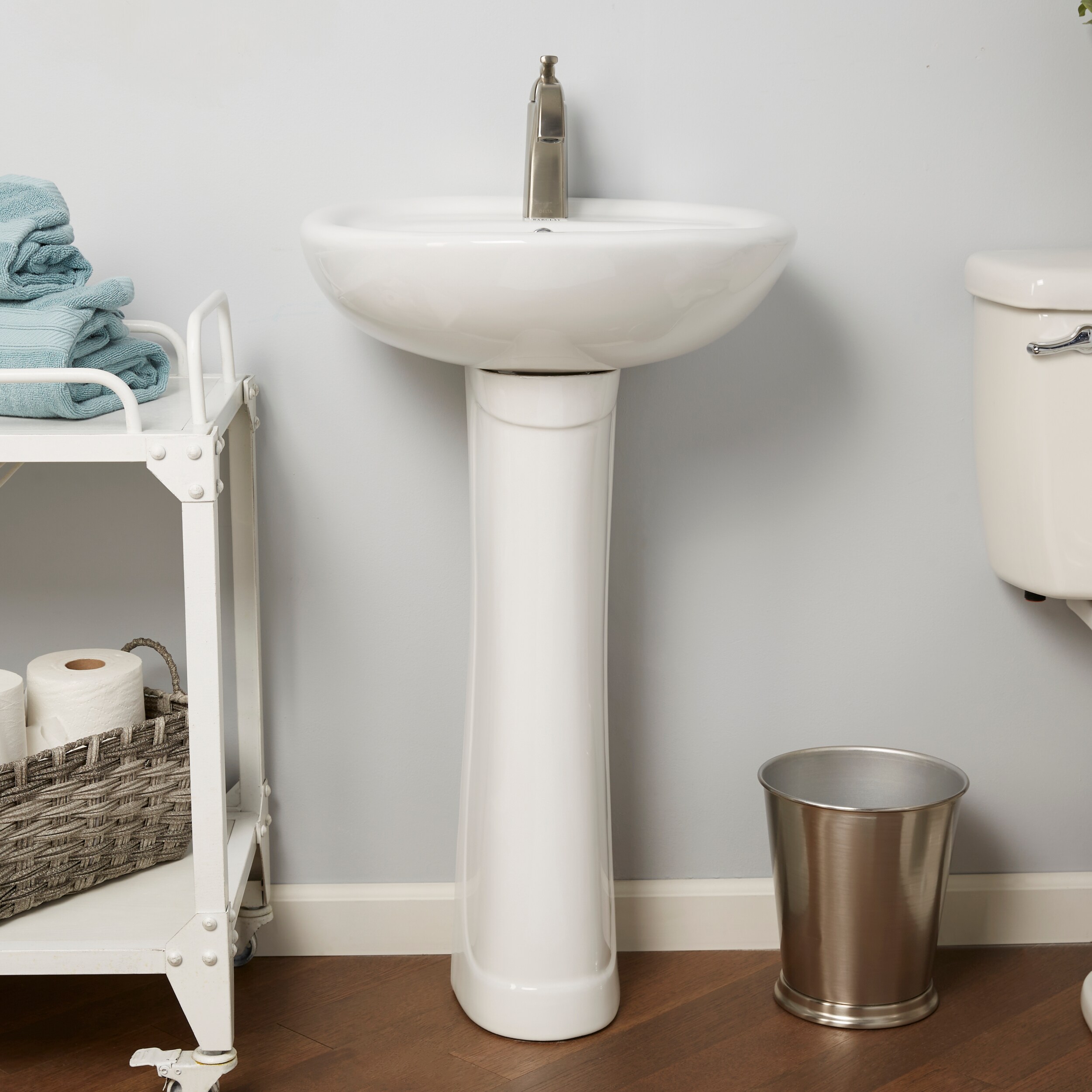 Lavabo de pedestal Barclay Ashley en porcelana vitrificada blanco moderno, combo de lavabo de pedestal (15.25 pulgadas x 19.75 pulgadas x 32.125 pulgadas) - 3-9161WH