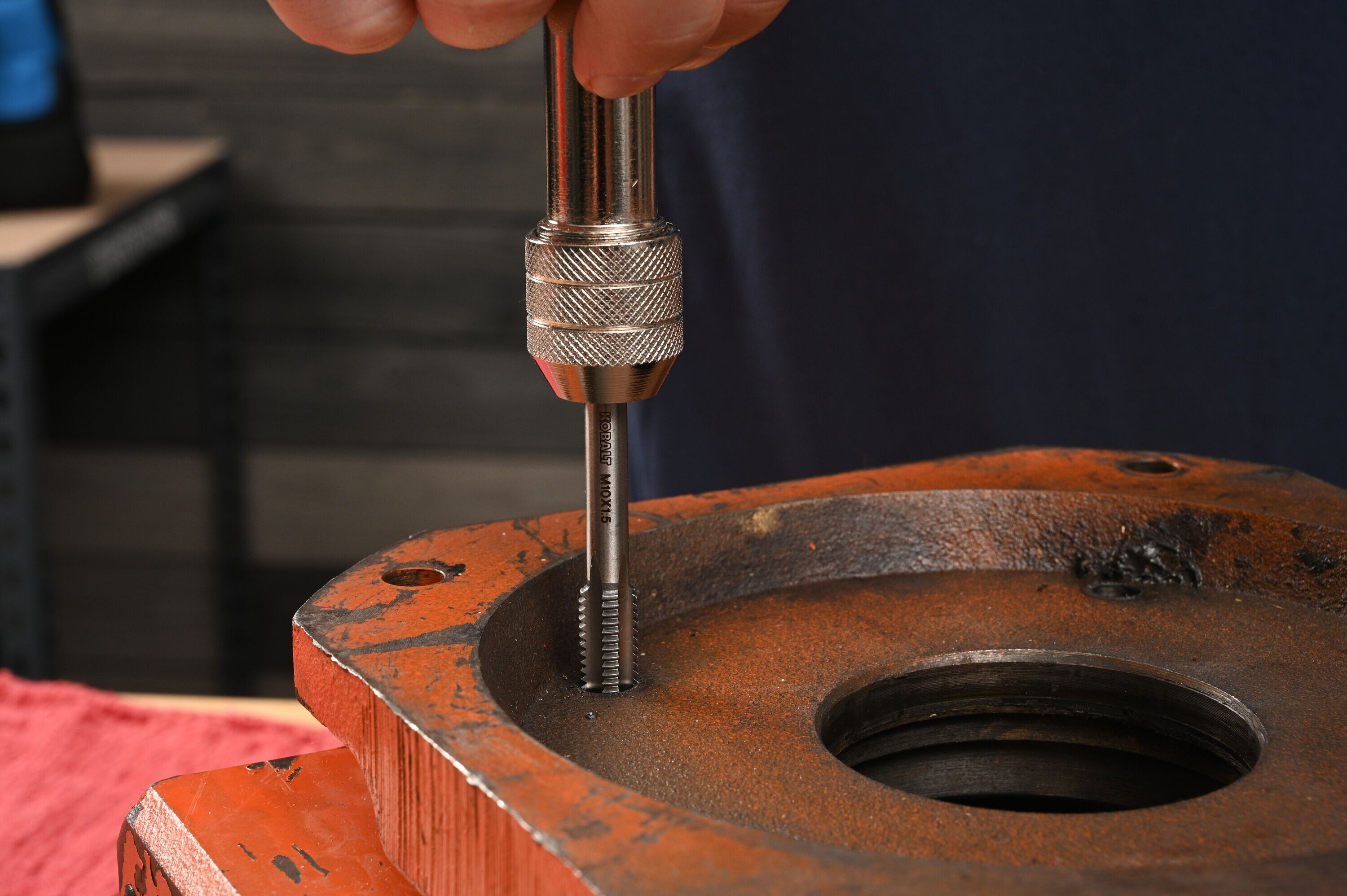 Llave de machuelo ajustable de acero al carbono en forma de "T" de 1/4" a 1/2" - 59947