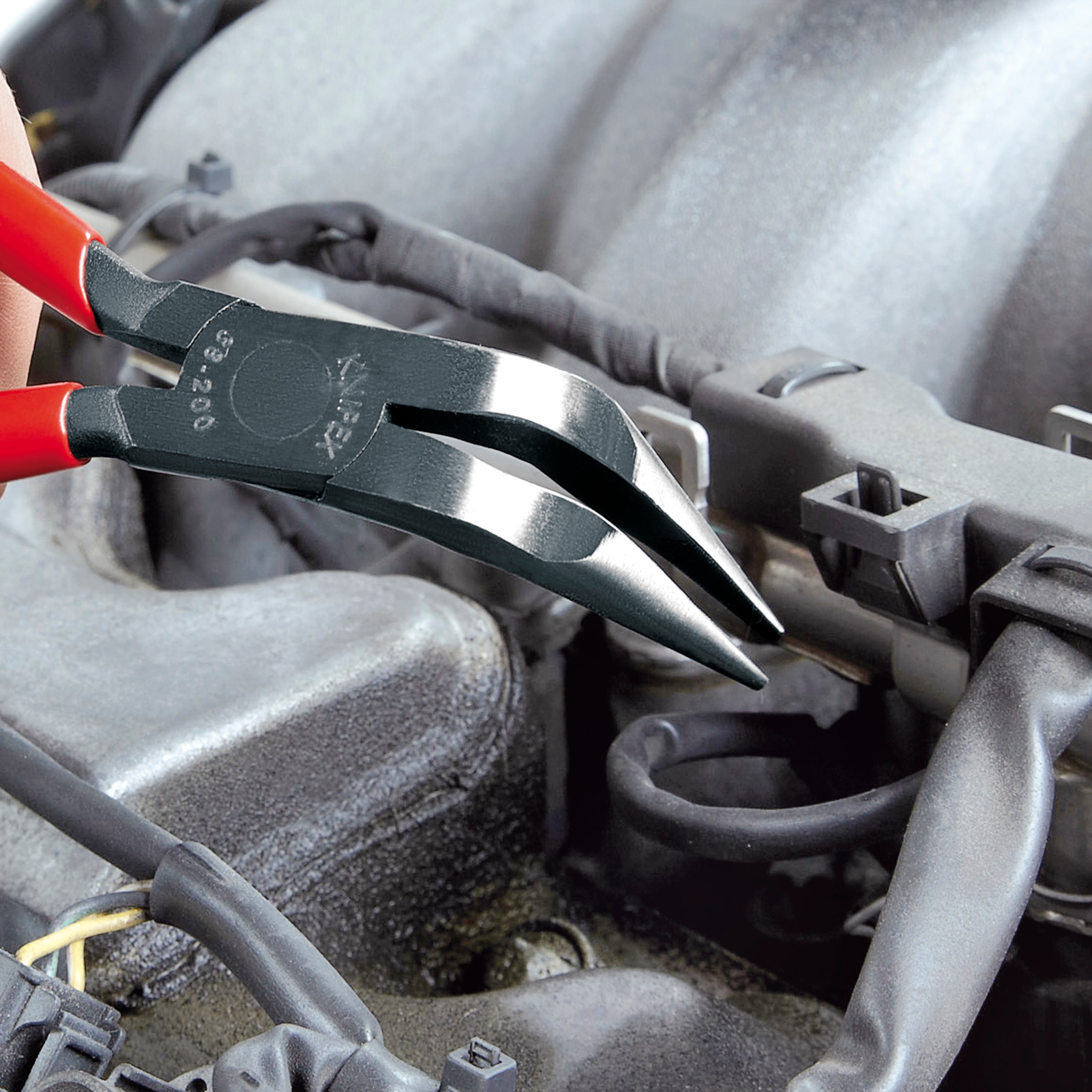 KNIPEX alicates de nariz doblada con mango recubierto de 6.5 pulgadas en rojo para aplicaciones automotrices - Acero eléctrico de vanadio, empuñadura con textura en cruz - 38 71 200