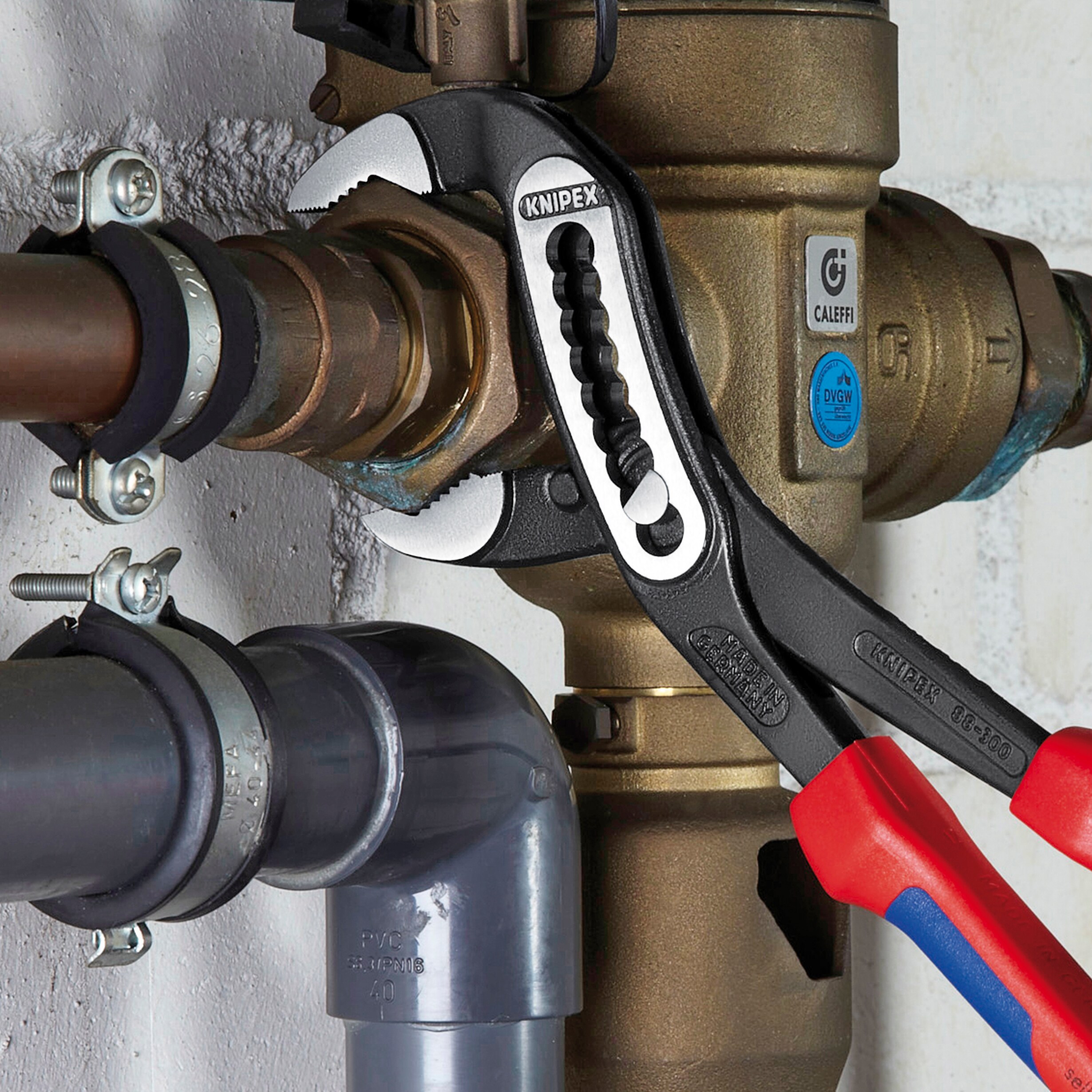 KNIPEX Alicates de junta deslizante rojos de 12.05 pulgadas para plomería - 30% más capacidad de agarre, autoajustables, protector de pellizcos - 88 02 300 T BKA